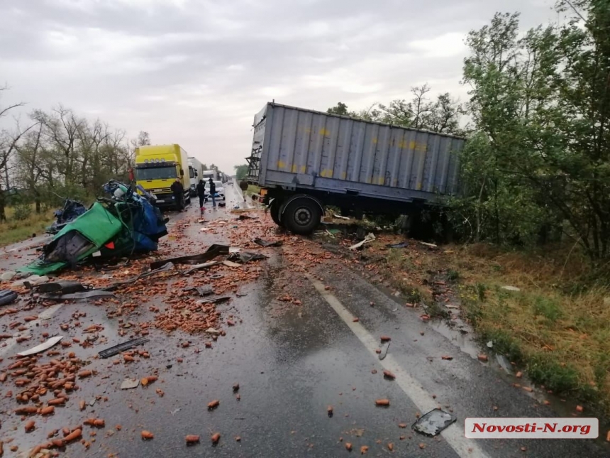 Под Николаевом столкнулись грузовик и фура — погибли оба водителя, одесская трасса полностью заблокирована