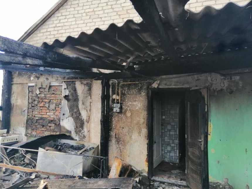 В селе под Баштанкой загорелся гараж – от огня уберегли хозпостройки и дом