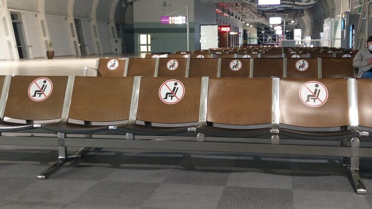 Во львовском аэропорту застряли иностранцы, которые приехали в гости к родителям