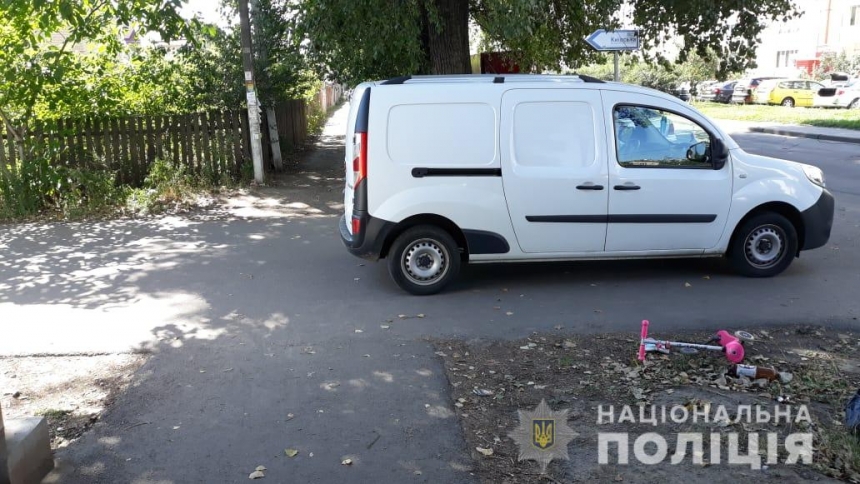 Под Киевом «Рено» сбил двухлетнюю девочку на самокате