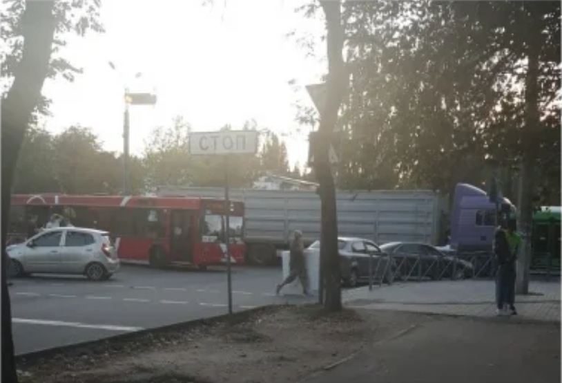 В Николаеве зерновоз столкнулся с пассажирским автобусом