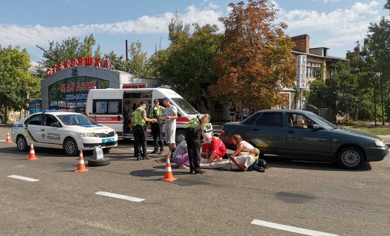 На выезде из Николаева мопедист врезался в автомобиль