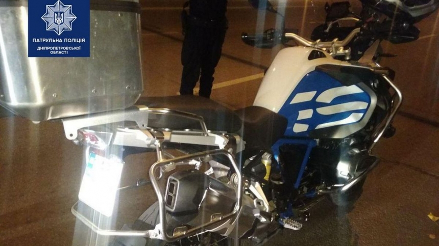 В Днепре водитель Daewoo предлагал патрульным взятку за друга на мотоцикле