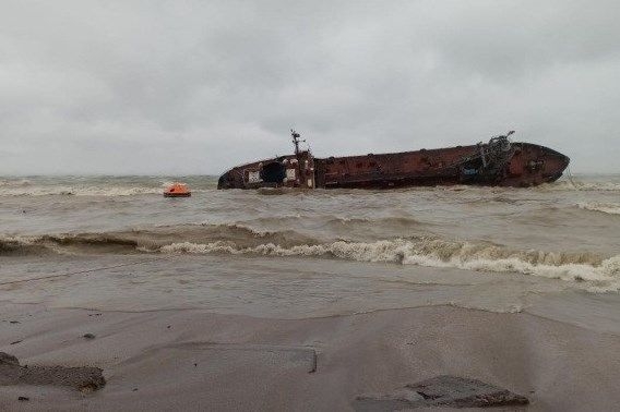 Танкер Delfi отбуксировали в порт Черноморска. ВИДЕО