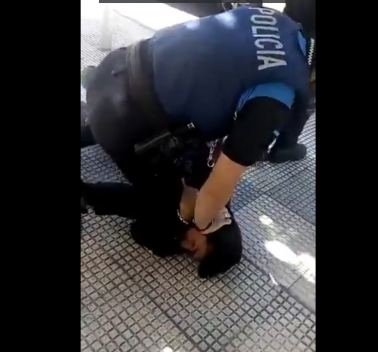 Полицейский прижал коленом горло подростку, который не правильно надел маску. Видео