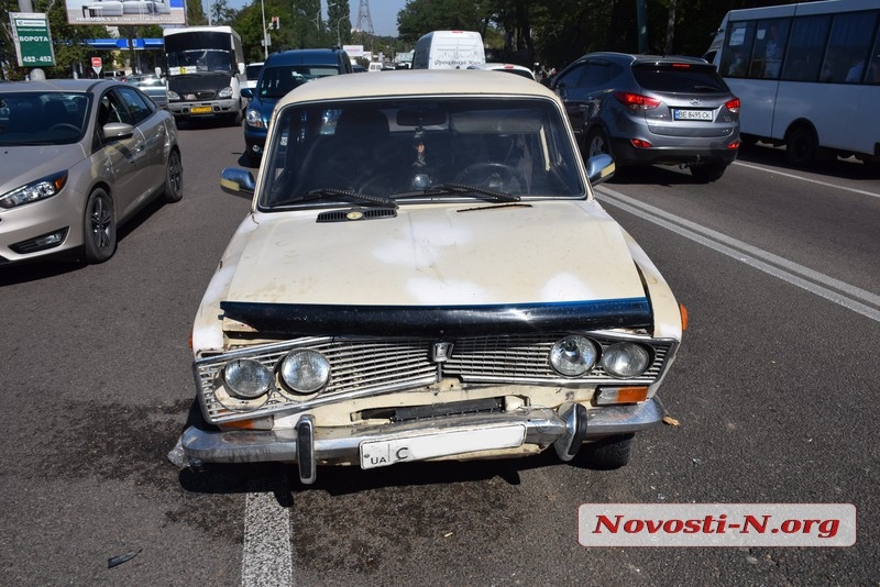 В Николаеве на Богоявленском проспекте столкнулись ВАЗ и «Хонда»: образовалась пробка