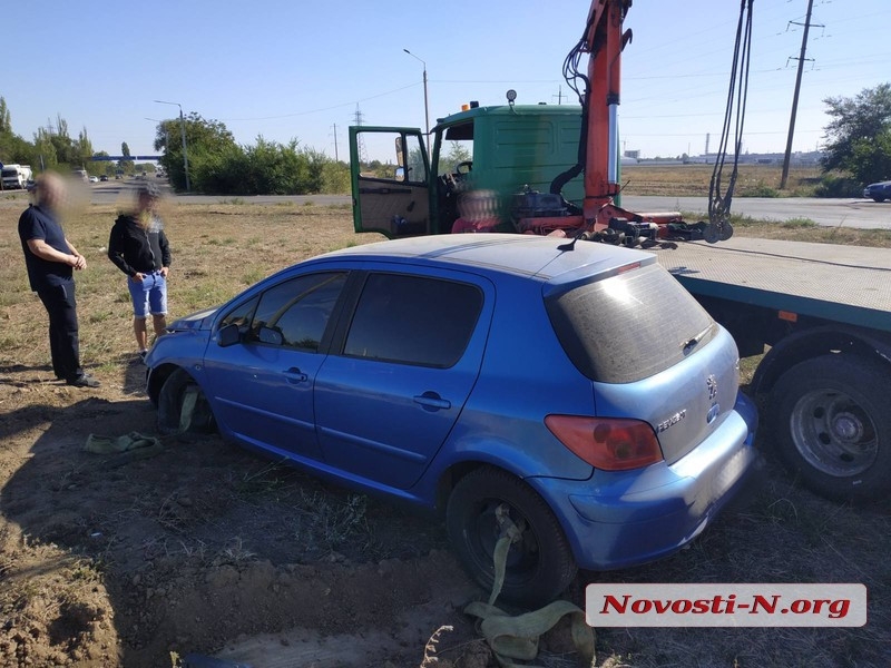 На кольце под Николаевом автомобиль слетел в окоп у блок-поста