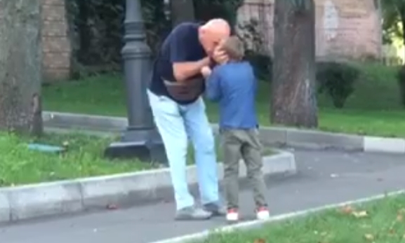 Появилось видео, как экс-вице-премьер Украины тумаками воспитывает своего внука на улице 