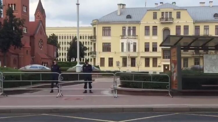 В центр Минска стягивают спецтехнику и войска