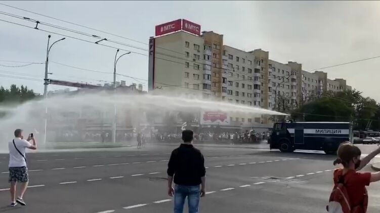 В Бресте применили водомет против митингующих на улицах противников Лукашенко. Видео