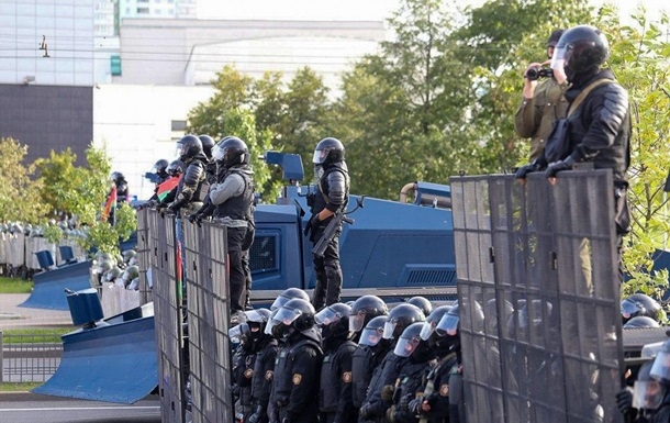 Активисты начали возводить баррикады в центре Минска