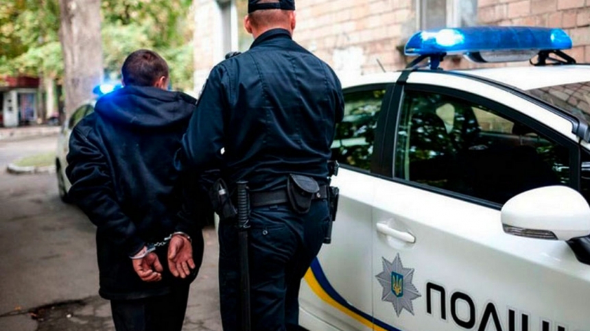 В Николаеве дебошир за замечание ударил полицейского головой в лицо