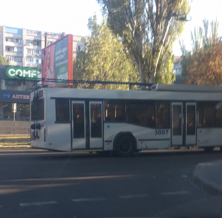 В Николаеве посреди проспекта стоят троллейбусы — в сети нет напряжения