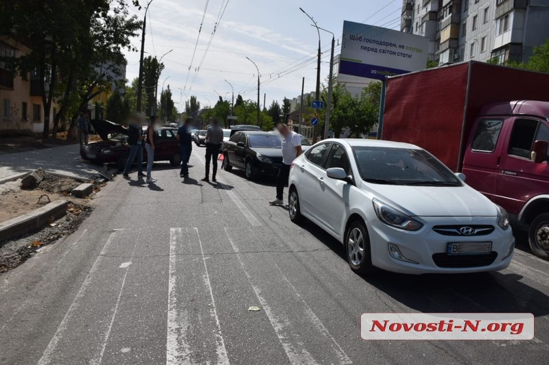 В Николаеве столкнулись три автомобиля: движение с Намыва к центру города заблокировано