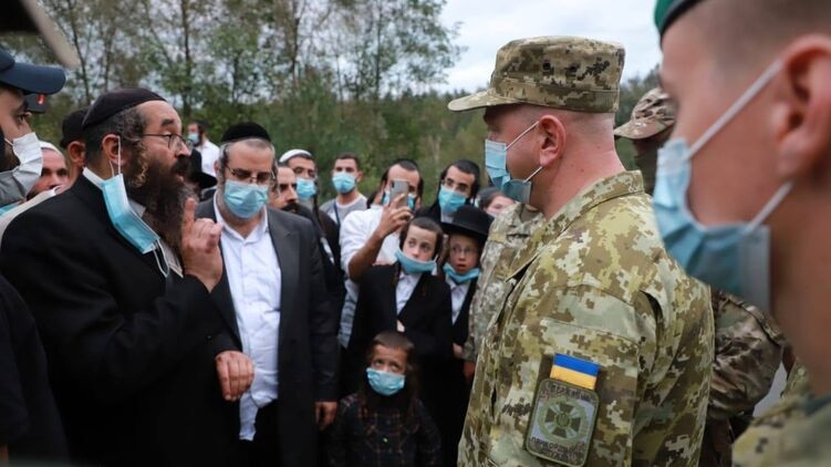 В МИД заявили, что Беларусь намеренно направила хасидов в Украину