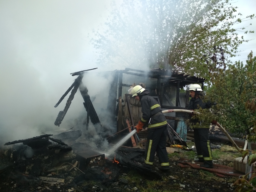 В Николаевской области местный житель вместе с мусором едва не сжег свой дом   