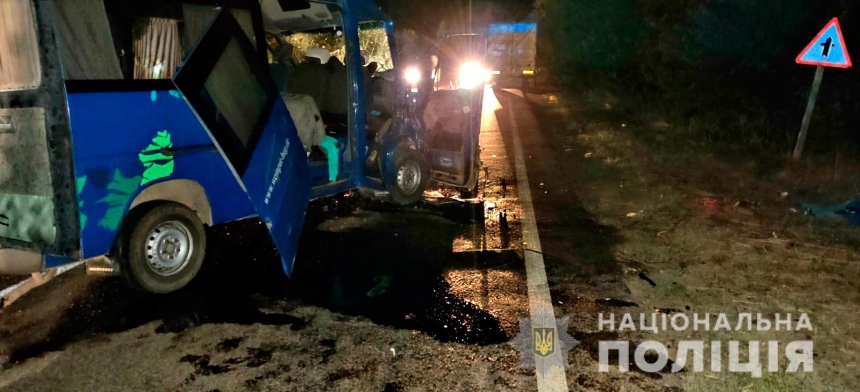 В Николаевской области столкнулись микроавтобус и грузовик: пострадали 5 человек