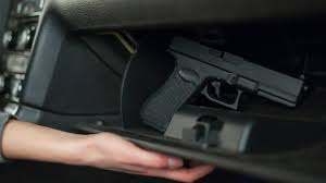 В автомобиле нардепа Юрченко обнаружили незарегистрированный пистолет