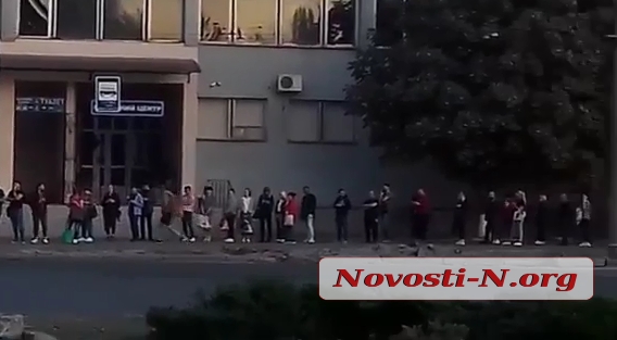 В Николаеве люди больше часа в очереди ждут маршрутку. ВИДЕО
