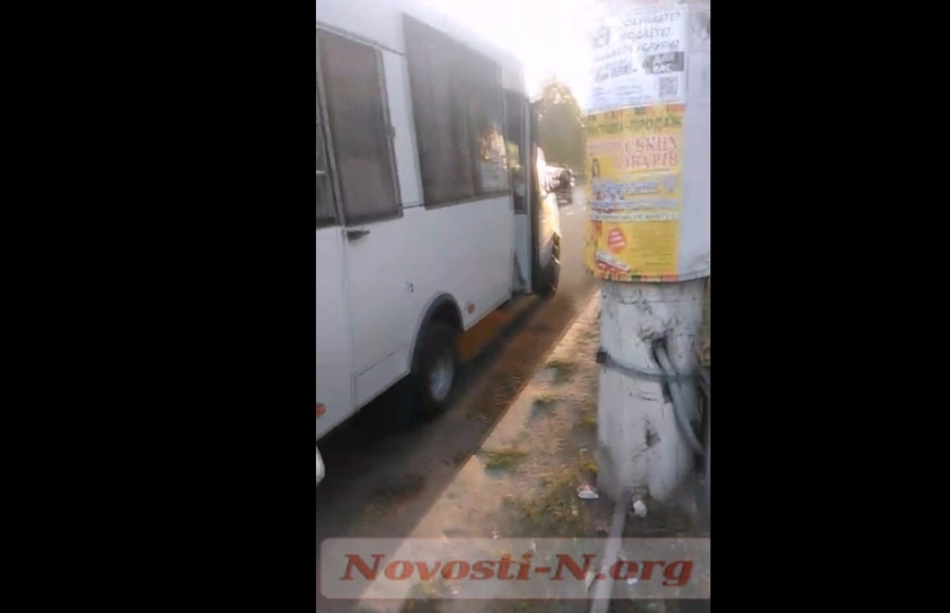 В Николаеве пассажиры опоздали на работу, так как полицейские более часа выписывали штраф маршрутчику