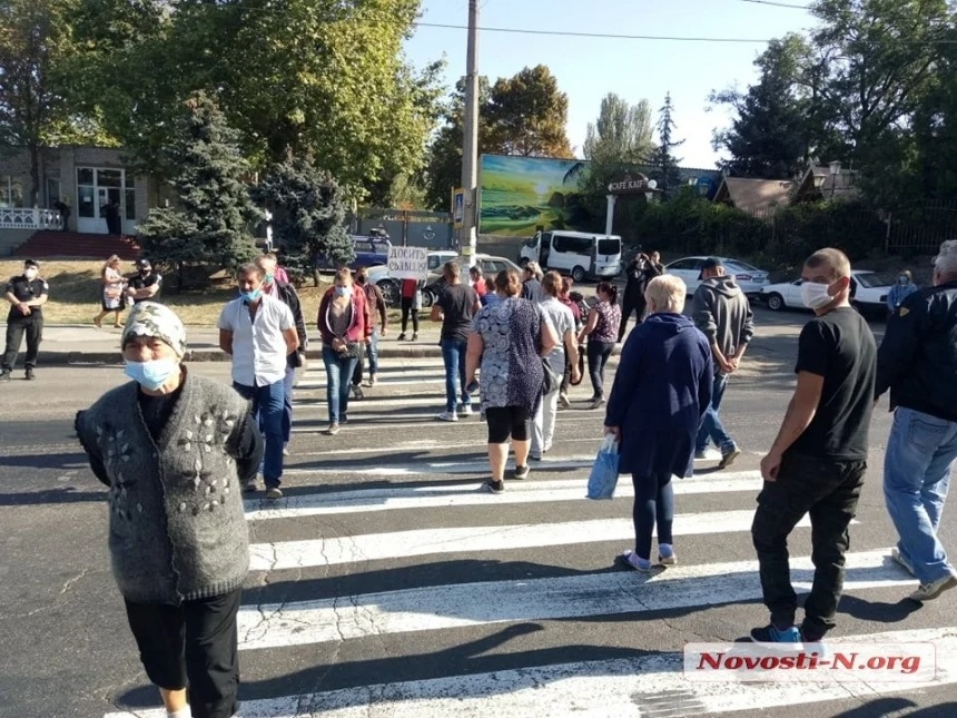 У перекрытого Варваровского моста огромные пробки: некоторые водители пытаются «прорваться». ВИДЕО