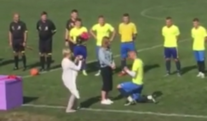 Игрок вознесенского «Сокола» сделал предложение своей девушке перед стадионом болельщиков. ВИДЕО