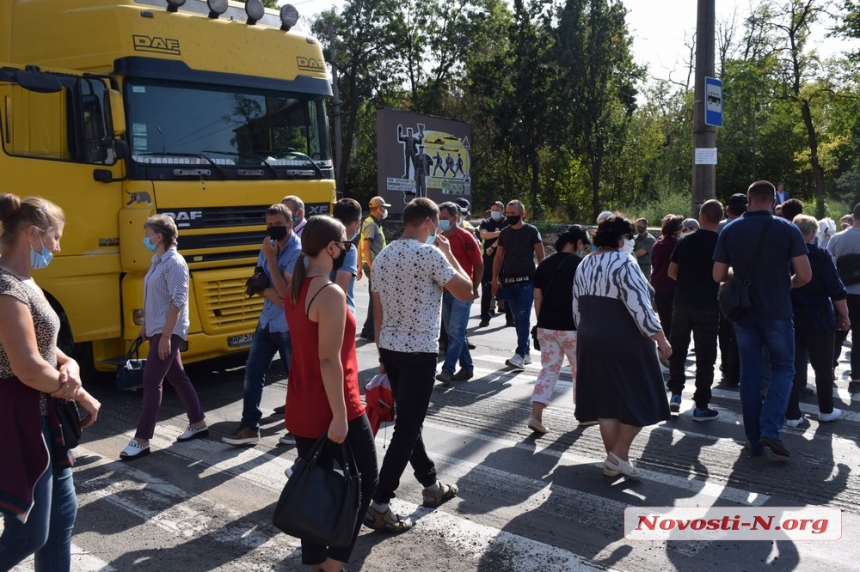 Как в Николаеве на 4,5 часа перекрыли Варваровский мост. ФОТОРЕПОРТАЖ