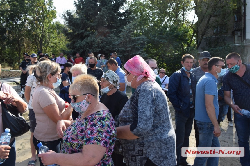 Как в Николаеве на 4,5 часа перекрыли Варваровский мост. ФОТОРЕПОРТАЖ