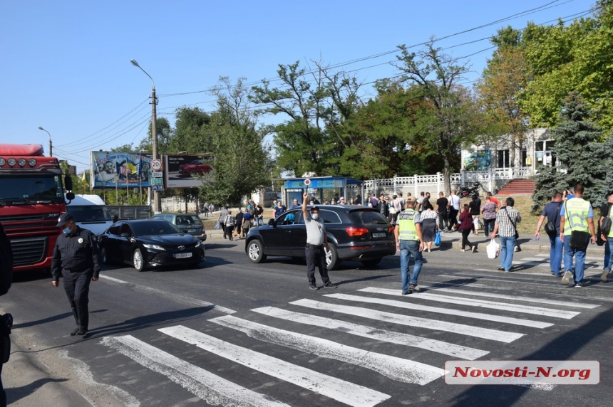 Как в Николаеве на 4,5 часа перекрыли Варваровский мост. ФОТОРЕПОРТАЖ