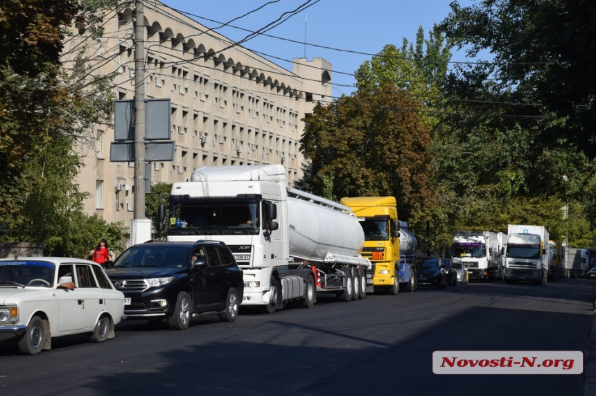 Как в Николаеве на 4,5 часа перекрыли Варваровский мост. ФОТОРЕПОРТАЖ