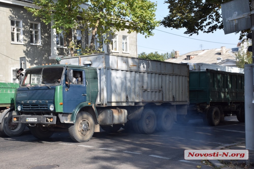 Как в Николаеве на 4,5 часа перекрыли Варваровский мост. ФОТОРЕПОРТАЖ