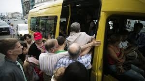 В Николаеве хотят разрешить маршруткам перевозить пассажиров стоя, но в масках