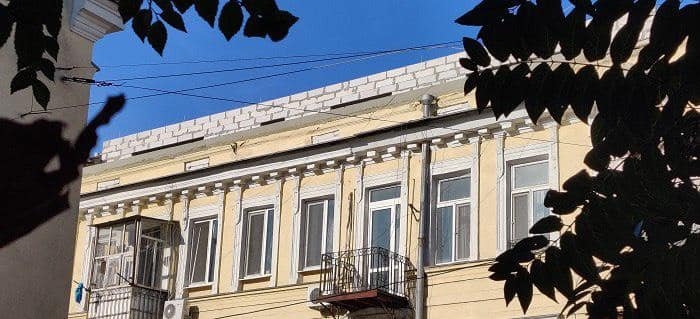 В центре Одессы на памятнике архитектуры незаконно достроили этаж