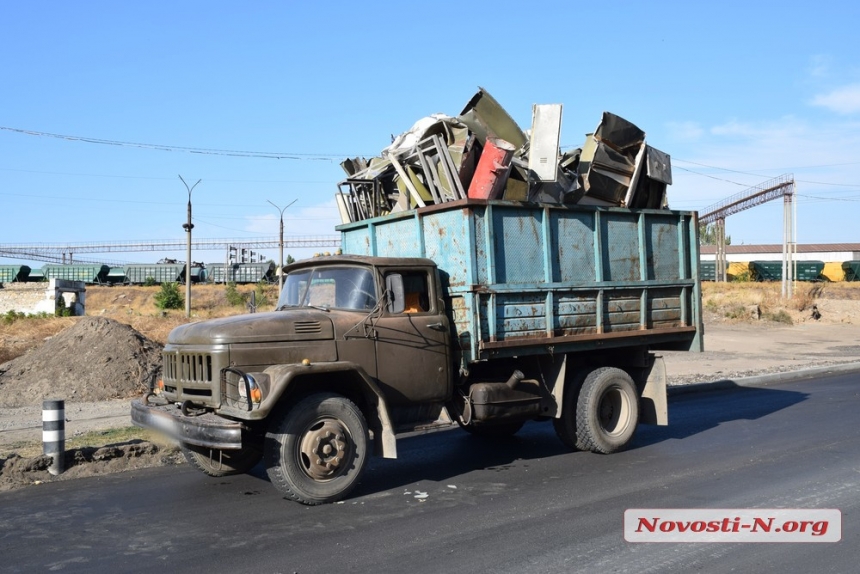 В Николаеве грузовик с металлоломом врезался в шлагбаум