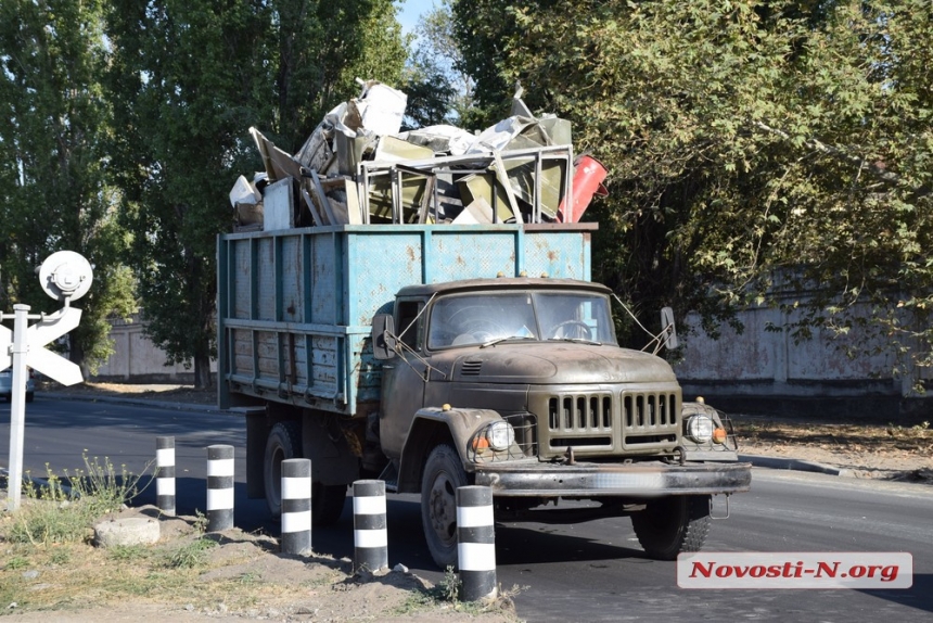 В Николаеве грузовик с металлоломом врезался в шлагбаум