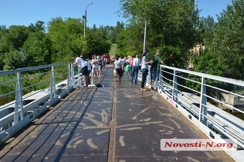 В Николаеве не могут найти фирму, которая заменит понтоны на пешеходном мосту