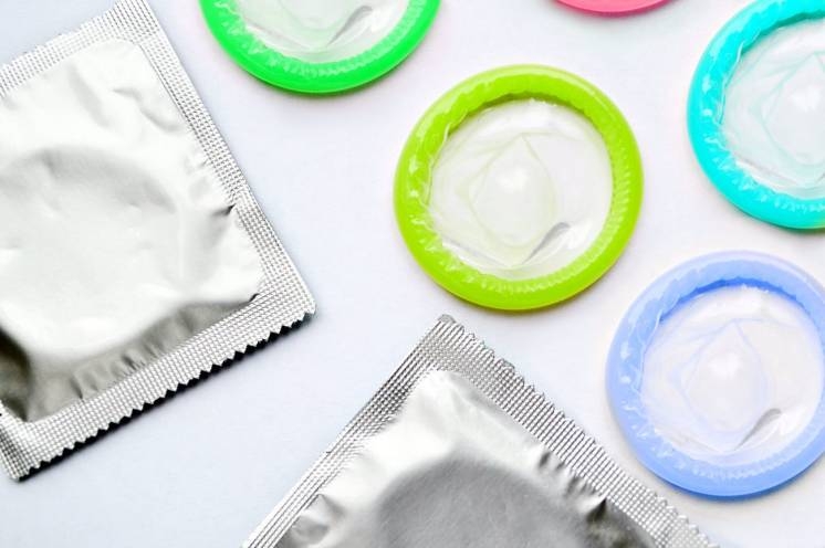 Женщина перестирала и пыталась продать более 300 тысяч использованных презервативов