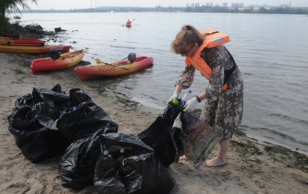 В Киеве из Днепра выловили более центнера мусора