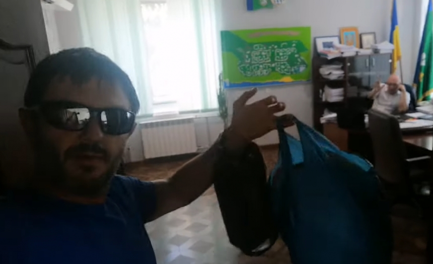 Мэру Южноукраинска принесли в кабинет пакет с мусором. ВИДЕО