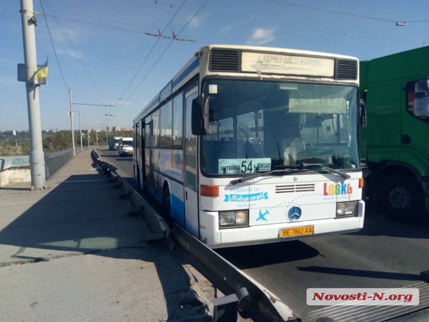 В Николаеве на мосту автобус врезался в отбойник