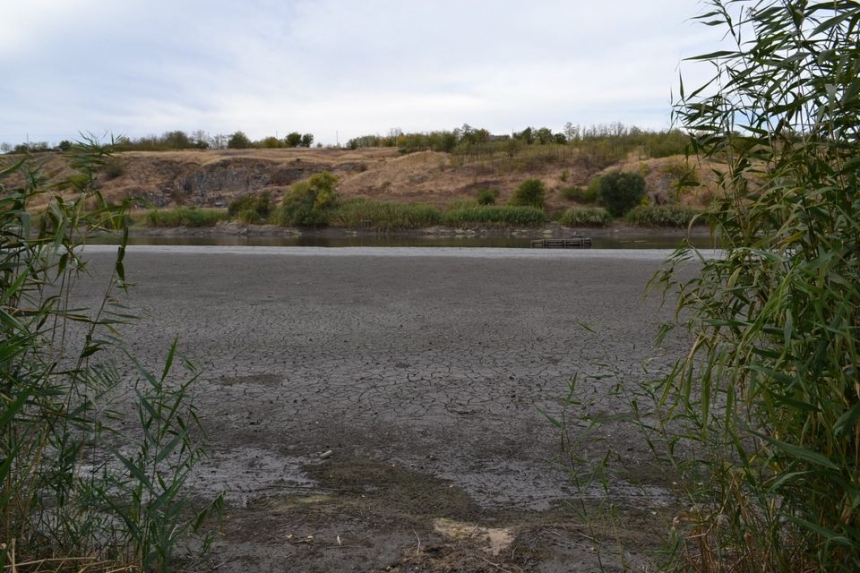 В Первомайском водохранилище упал уровень воды: жители засыпали шлюзы отсевом и щебнем