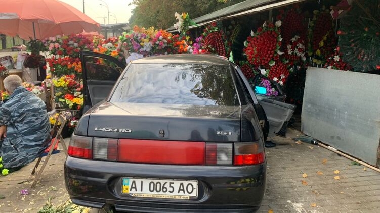 В Киеве возле кладбища авто влетело в ряды торговцев венками и цветами: 4 пострадавших