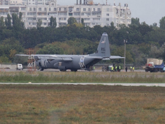 Самолет ВВС США экстренно сел в Одессе