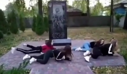 Украинские школьницы станцевали тверк возле памятника погибшим в АТО. ВИДЕО