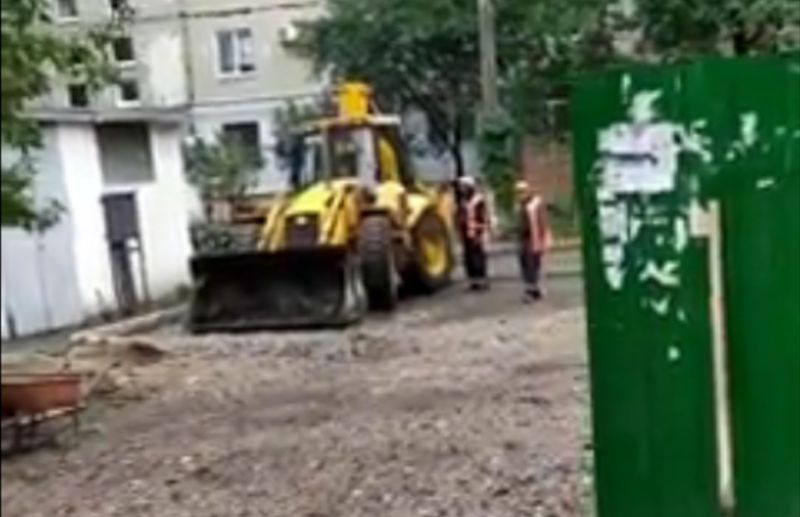 В Николаеве «под выборы» новенький асфальт снимают, чтобы постелить... новый асфальт