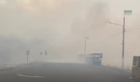 Пожар в Луганской области: огонь добрался до КПВВ Станица Луганская