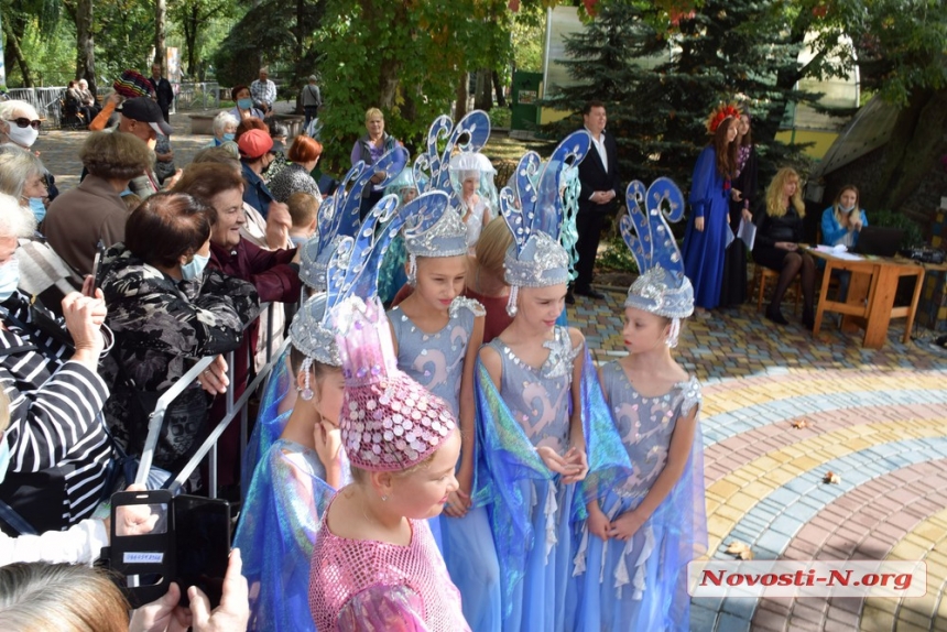 Николаевский зоопарк с песнями и плясками встречал пенсионеров. ФОТОРЕПОРТАЖ