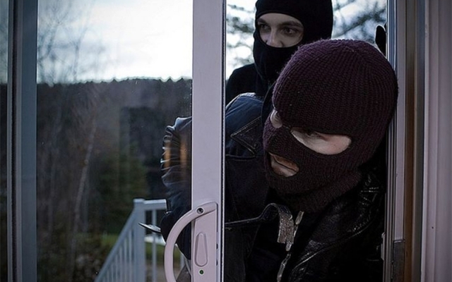 В Николаевской области трое в балаклавах связали и ограбили пенсионерку