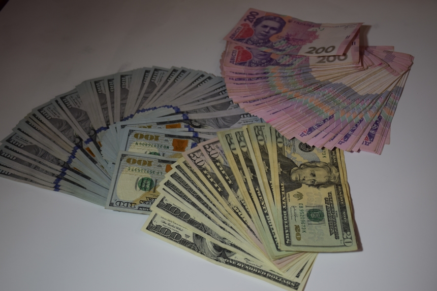 В Николаевской области трое связали пенсионерку и отобрали 20 000 гривен и 30 000 долларов