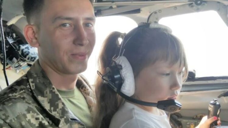 Вдову погибшего штурмана Ан-26 оскорбили в школе и отказались брать на учебу ее ребенка